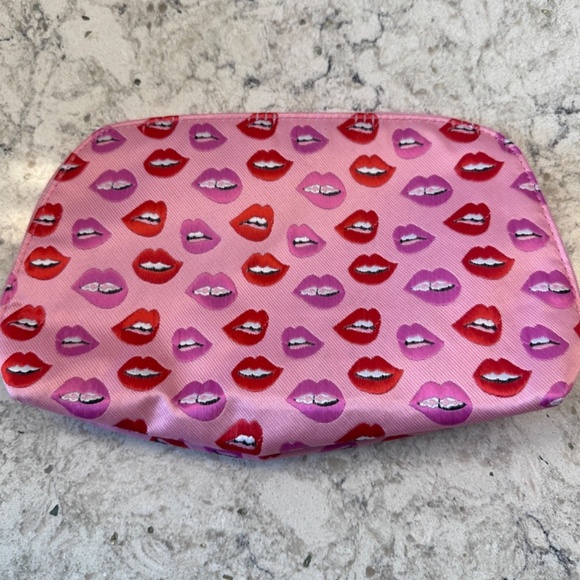 Benefit Make-up bag‎ with Lips on it - Picture 3 of 7
